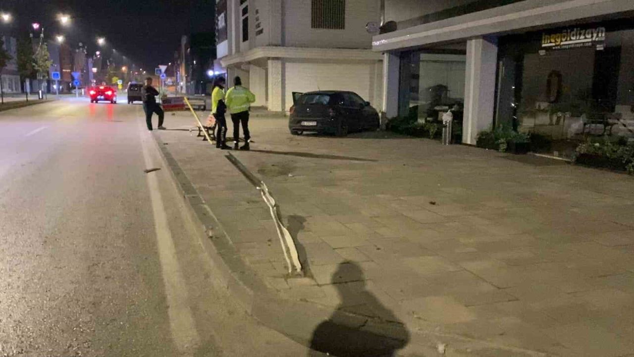 BURSA’NIN İNEGÖL İLÇESİNDE GECE SAATLERİNDE MEYDANA GELEN KAZADA KONTROLDEN ÇIKAN OTOMOBİL...