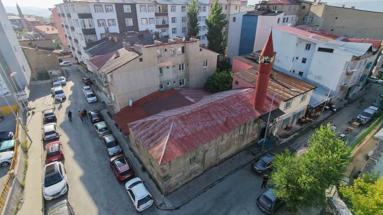 ERZURUM'DA BULUNAN TARİHİ KÂBE MESCİDİ, ANADOLU'YA İSLAM'IN İLK ULAŞTIĞI DÖNEMİN EN ÖNEMLİ...