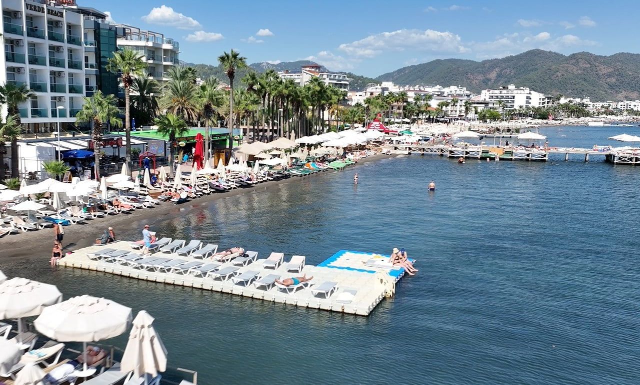 İNGİLTERE’NİN YAĞMURLU HAVASINDAN UZAKLAŞAN TURİSTLER, MUĞLA’NIN GÖZDE TURİSTİK İLÇESİ MARMARİS’TE...