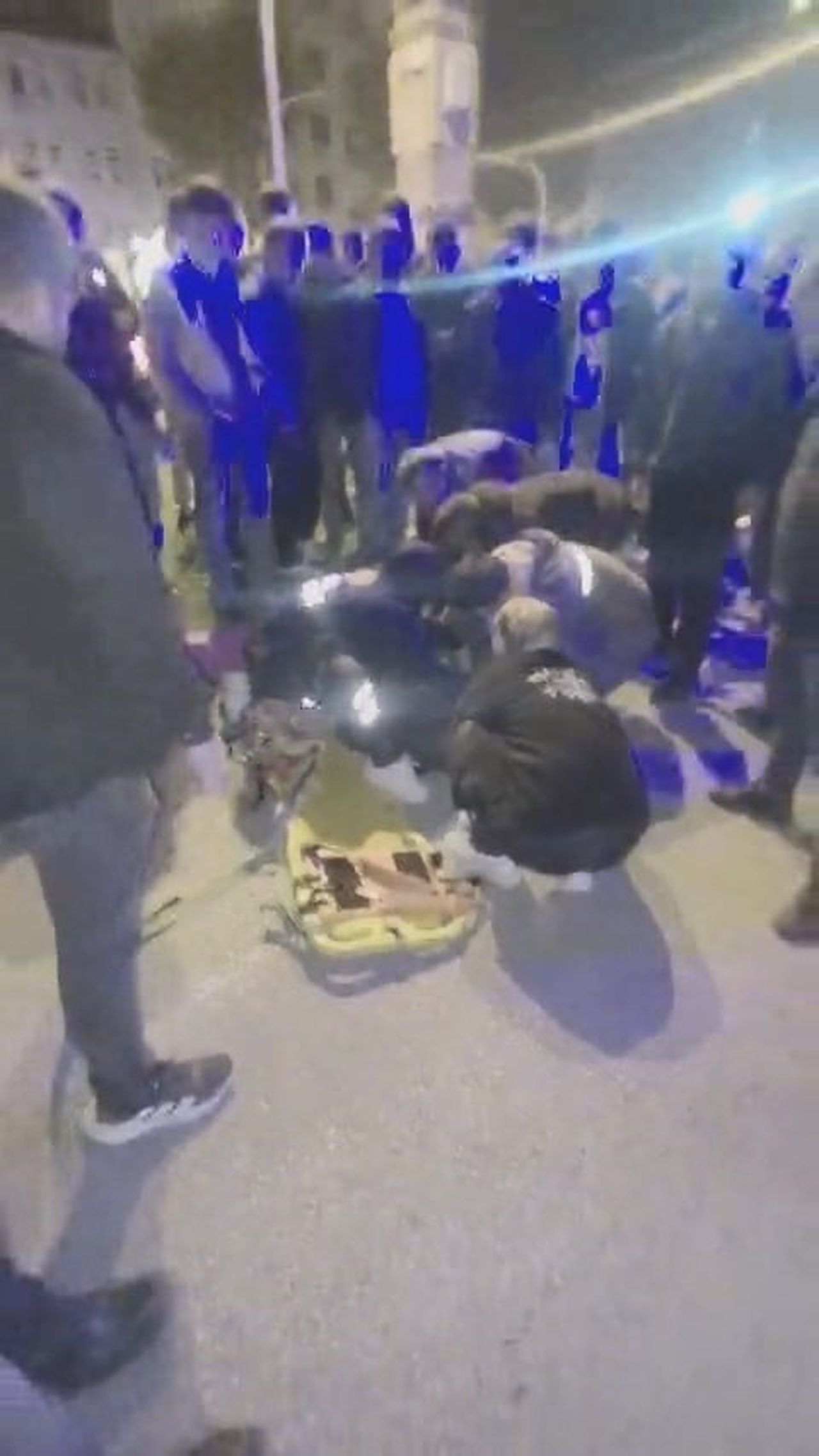 ELAZIĞ’IN KOVANCILAR İLÇESİNDE YOLUN KARŞISINA GEÇMEK İSTEYEN GENÇ, KAMYONUN ÇARPMASI SONUCU AĞIR...