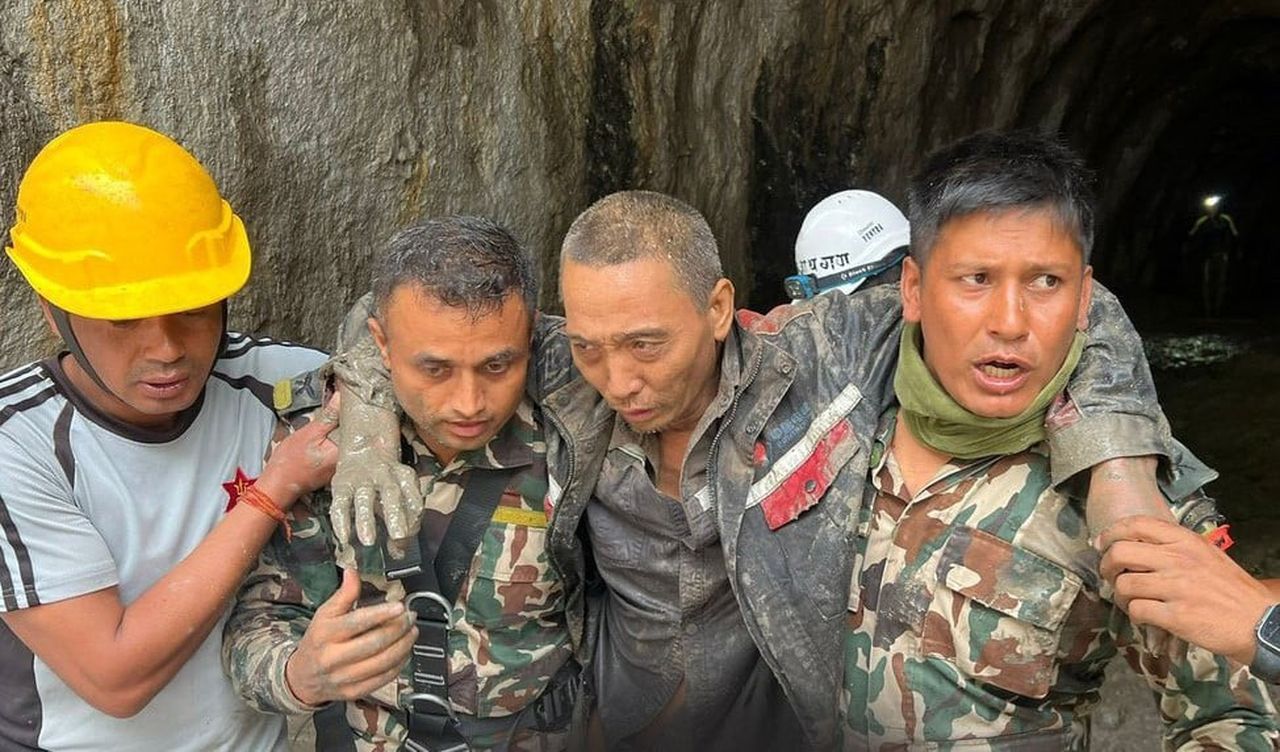 NEPAL'DEKİ SEL FELAKETİNDE HİDROELEKTRİK TÜNELİNDE MAHSUR KALAN ÇİNLİ BİR İŞÇİYE 11 GÜNÜN ARDINDAN...