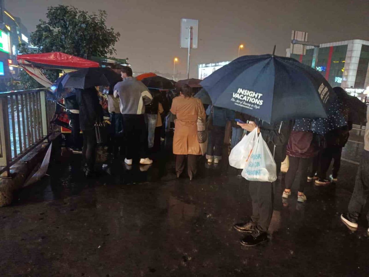 İSTANBUL'DA ETKİLİ OLAN ŞİDDETLİ YAĞMUR SONRASI TRAFİK KİLİTLENİRKEN, TOPLU TAŞIMA ARAÇLARINDA...