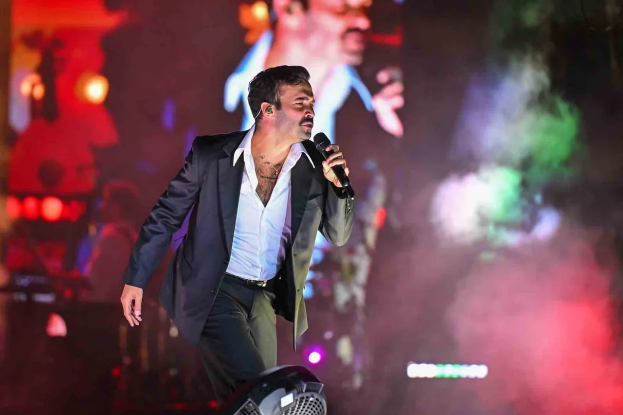 ÇİM KONSERLERİ’NDE BİNLERCE İZMİRLİYLE BULUŞAN MERT DEMİR, SEVİLEN ŞARKILARINI SESLENDİRİRKEN;...