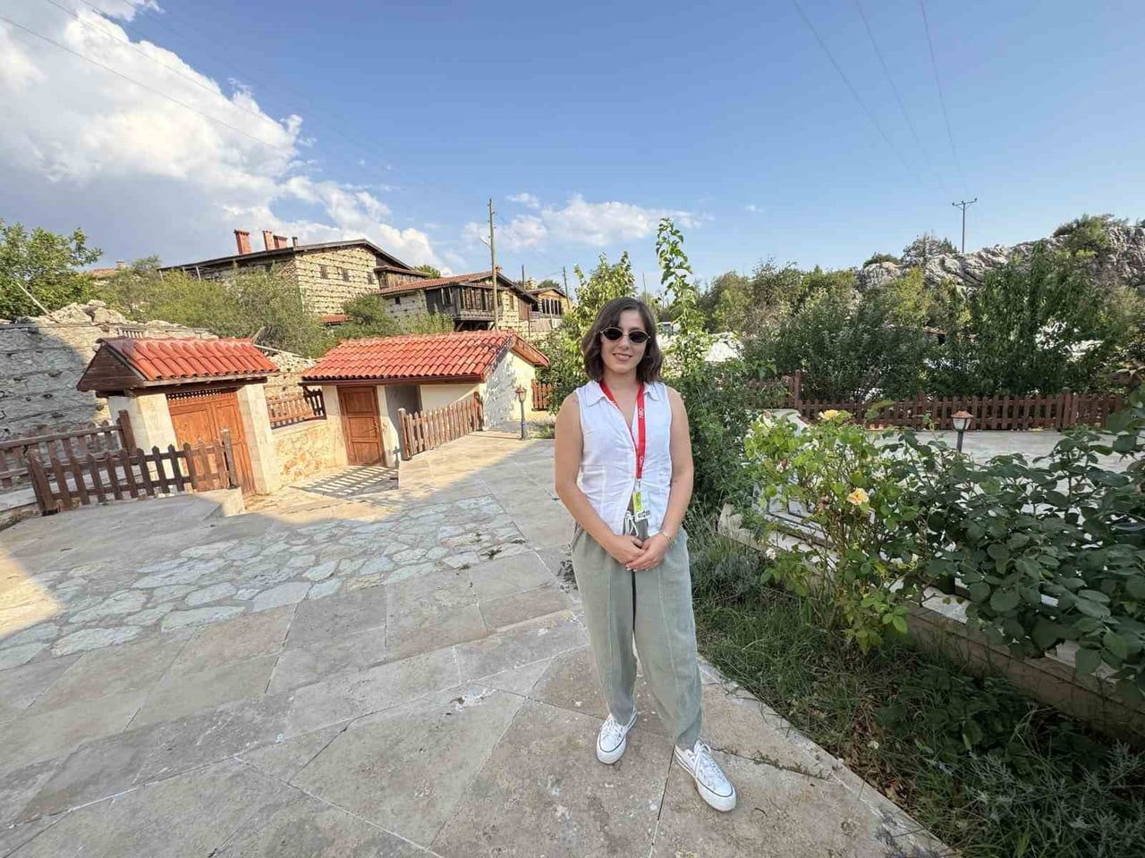 AKDENİZ ÜNİVERSİTESİ HUKUK FAKÜLTESİNDEN MEZUN OLAN ZEYNEP OCAK, HUKUK FAKÜLTESİNİN YANINDA HACI...