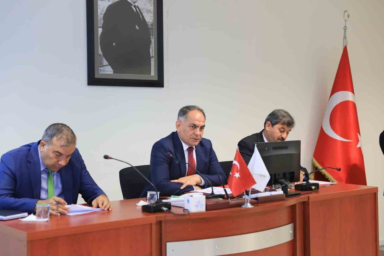 VALİ HÜSEYİN ÇAKIRTAŞ (ORTADA), BAŞKANLIĞINDA DÜZENLENEN TOPLANTIDA, 2026-2027 EĞİTİM-ÖĞRETİM...