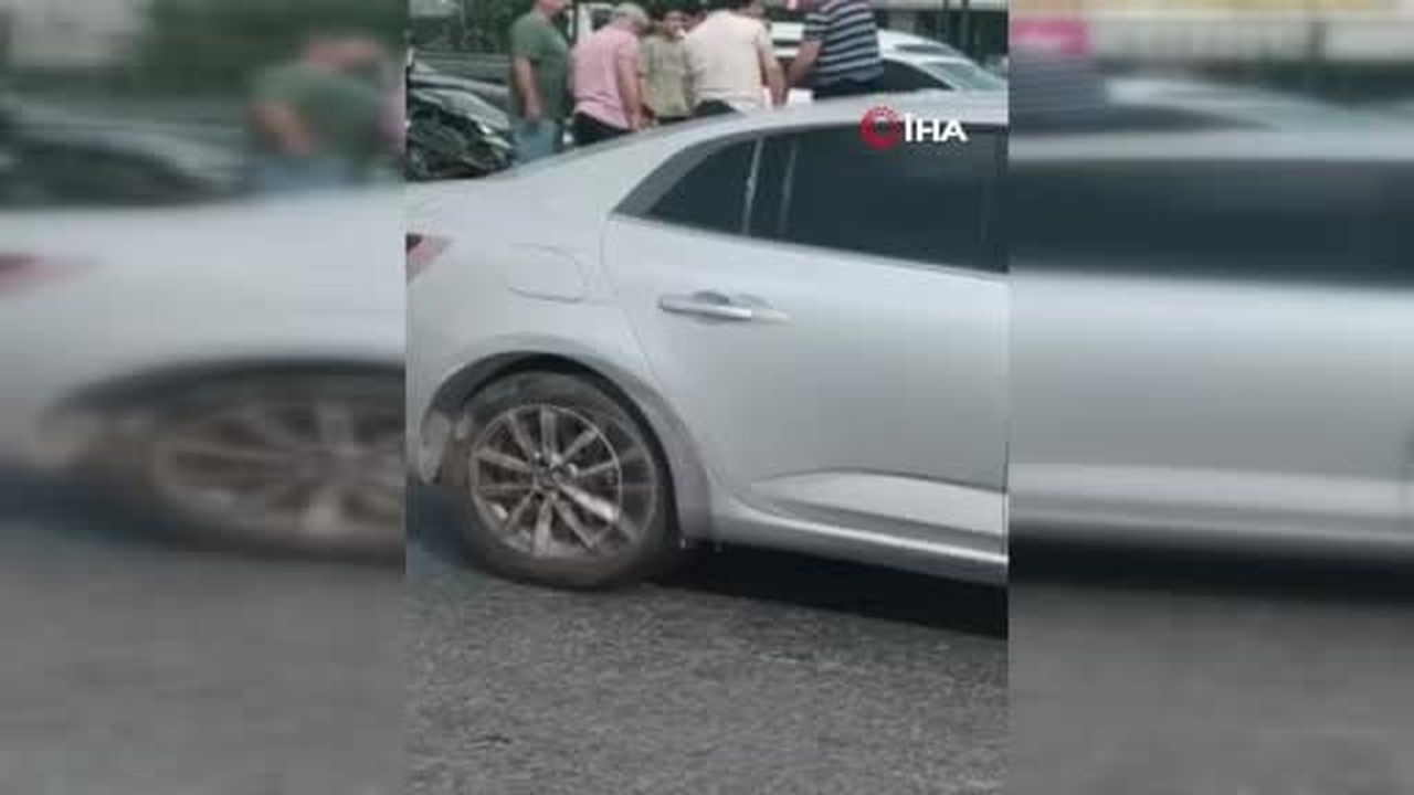 Küçükçekmece’de hafif ticari araç bariyere çarptı