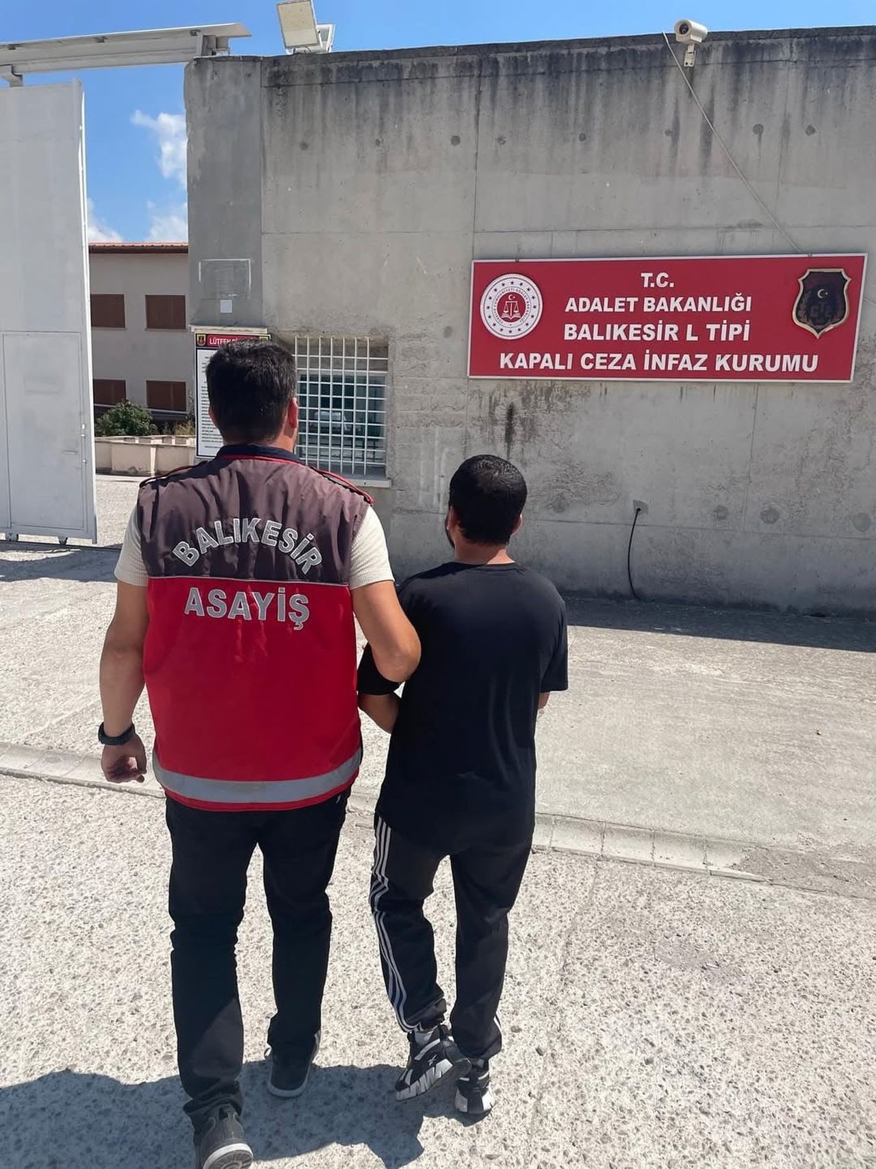 BALIKESİR’DE POLİS EKİPLERİNİN KENT GENELİNDE GERÇEKLEŞTİRDİĞİ ÇALIŞMALARDA 129 ARANAN ŞAHIS...