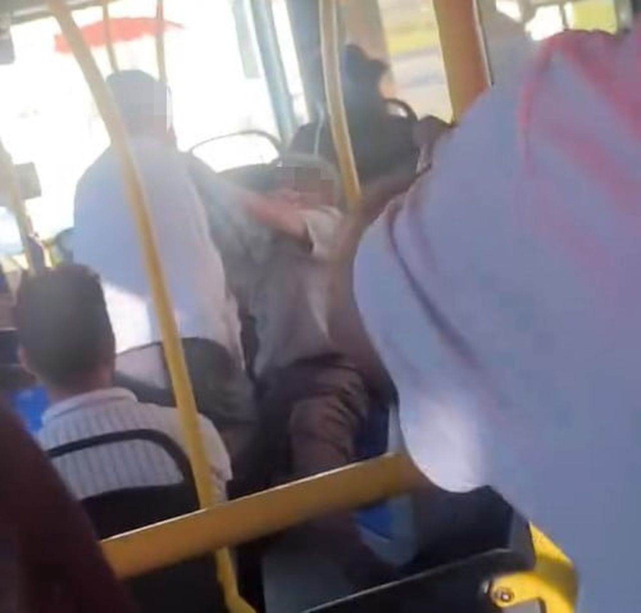 MALATYA'DA 2 YAŞLI YOLCU, TARTIŞTIKLARI YOLCU OTOBÜSÜNDE KAVGAYA TUTUŞTU.