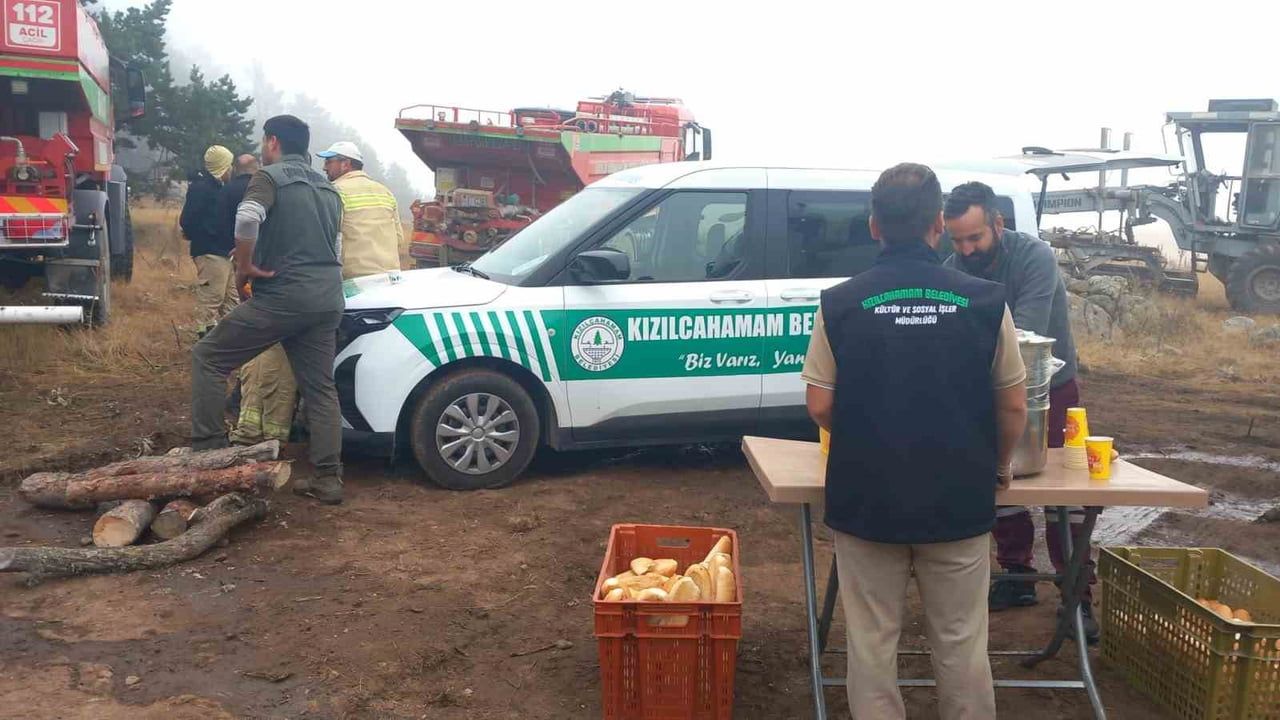 ANKARA'NIN KIZILCAHAMAM İLÇESİNDE ÜÇ FARKLI YAYLASINDA ÇIKAN YANGINLAR, EKİPLERİN HAVADAN VE...