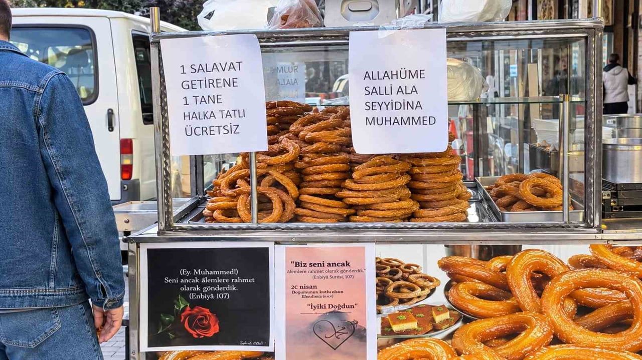 HAKKARİ’DE BİR VATANDAŞ, KURDUĞU STANTTA SALAVAT GETİRENLERE ÜCRETSİZ HALKA TATLI İKRAM...