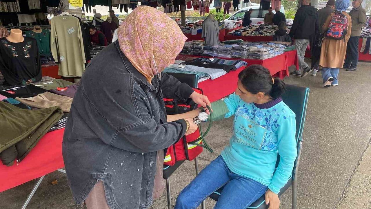 ÇİLİMLİ İLÇE TOPLUM SAĞLIĞI MERKEZİ EKİPLERİ, DÜNYA KALP SAĞLIĞI HAFTASI KAPSAMINDA PAZARYERİNDE...