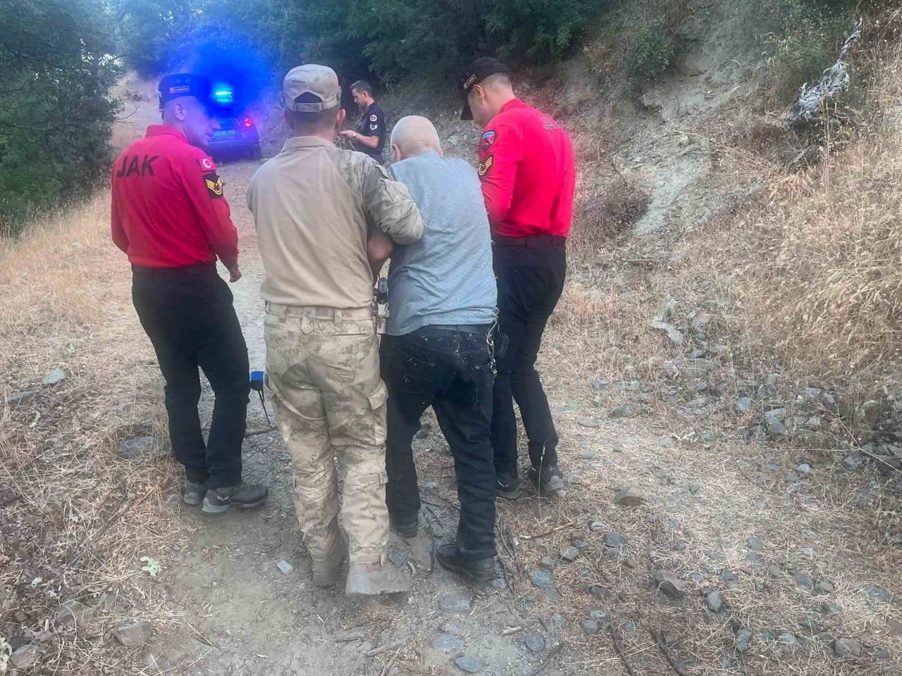 KAYBOLAN ALZHEİMER HASTASI YAŞLI ADAM SAĞ OLARAK BULUNDU