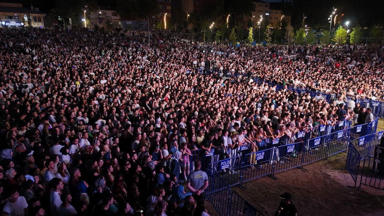 KARABÜK'TE 7 AĞUSTOS KARABÜKLÜLER GÜNÜ KAPSAMINDA DÜZENLENEN KONSERDE HAKAN PEKER VE SEFO SAHNE...
