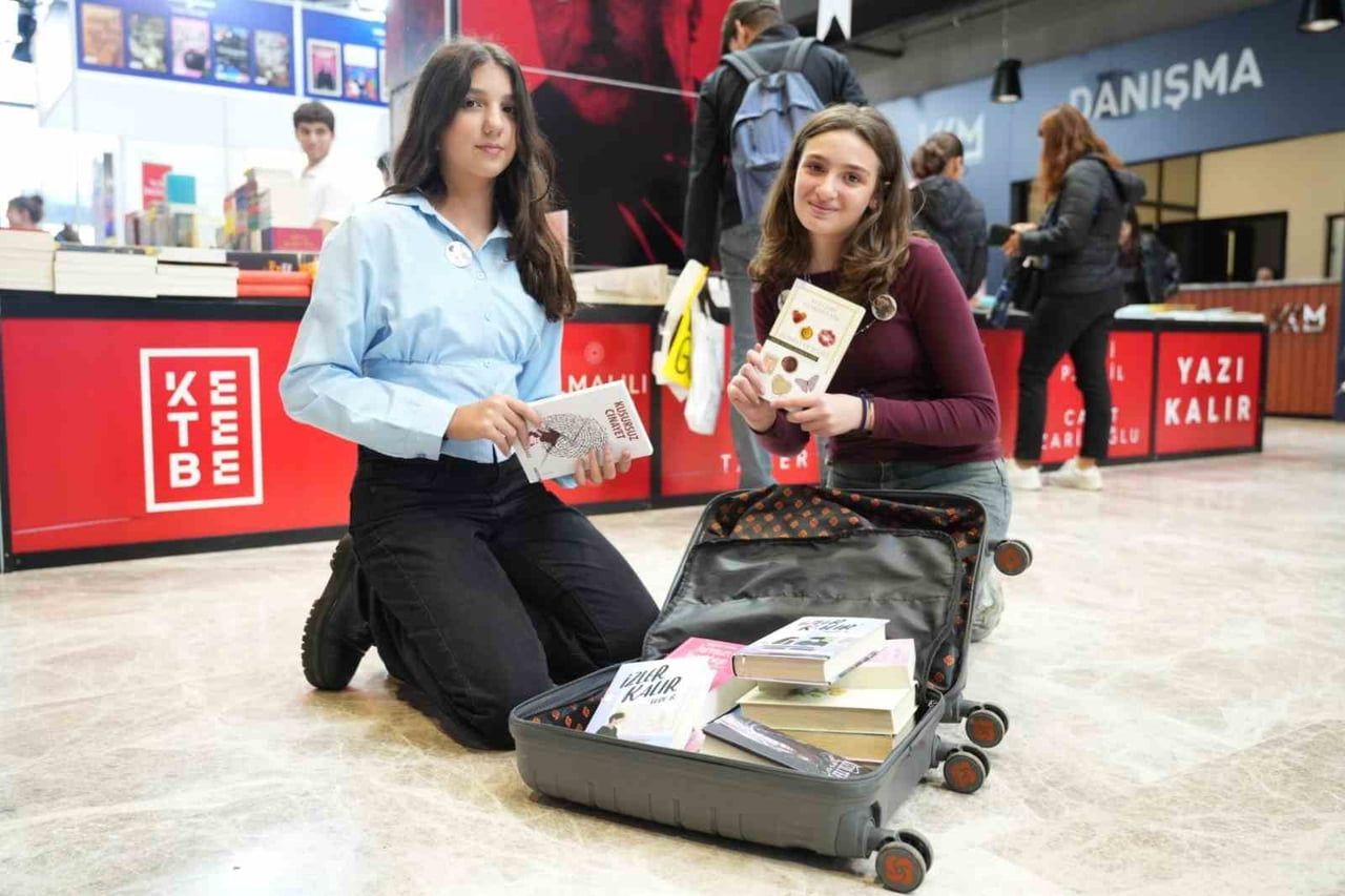 ULUSLARARASI 16. KOCAELİ KİTAP FUARI’NDA KİTAPSEVERLERİN ALIŞVERİŞ TELAŞI RENKLİ GÖRÜNTÜLERE SAHNE...