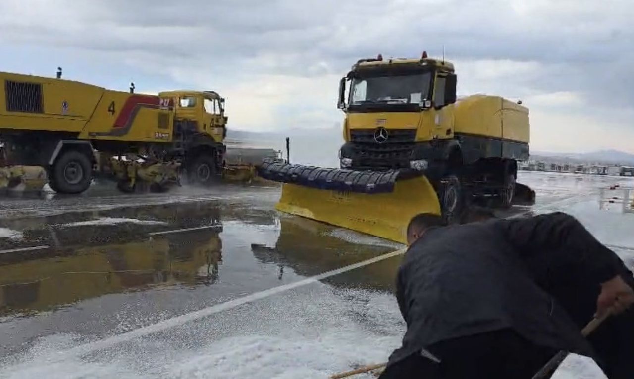 IĞDIR'DA YOĞUN DOLU YAĞIŞI SONRASI HAVALİMANI PİSTİ YENİDEN UÇUŞLARA HAZIR HALE...