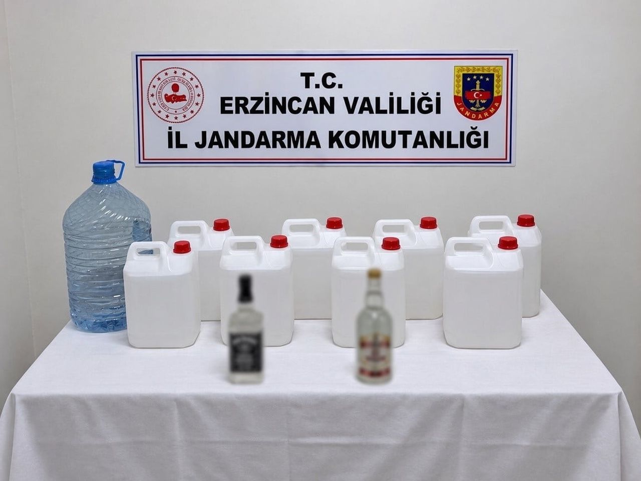 ERZİNCAN’DA KAÇAK İÇKİ OPERASYONUNDA 40 LİTRE ETİL ALKOL ELE GEÇİRİLDİ