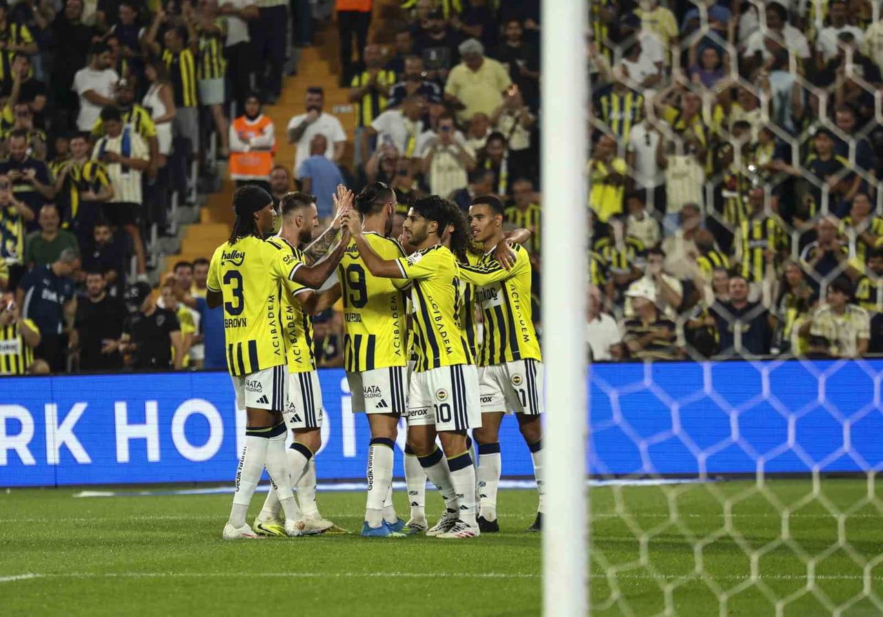 FENERBAHÇE, TRENDYOL SÜPER LİG'DE KONYASPOR'U 4-2 MAĞLUP EDEREK RAKİBİNE KARŞI 5 MAÇLIK GALİBİYET...