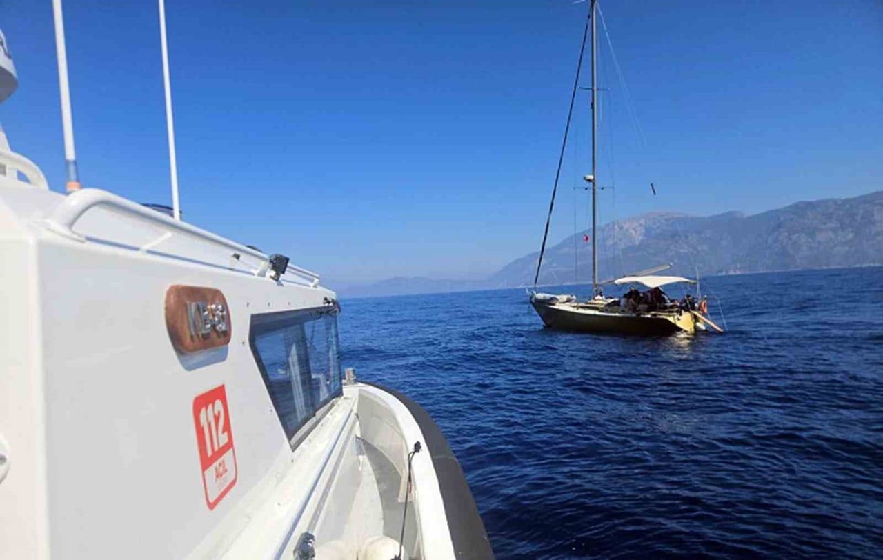 MUĞLA’NIN FETHİYE İLÇESİ AÇIKLARINDA SEYREDEN YELKENLİ TEKNE İÇİNDE 16’SI ÇOCUK TOPLAM 64 DÜZENSİZ...
