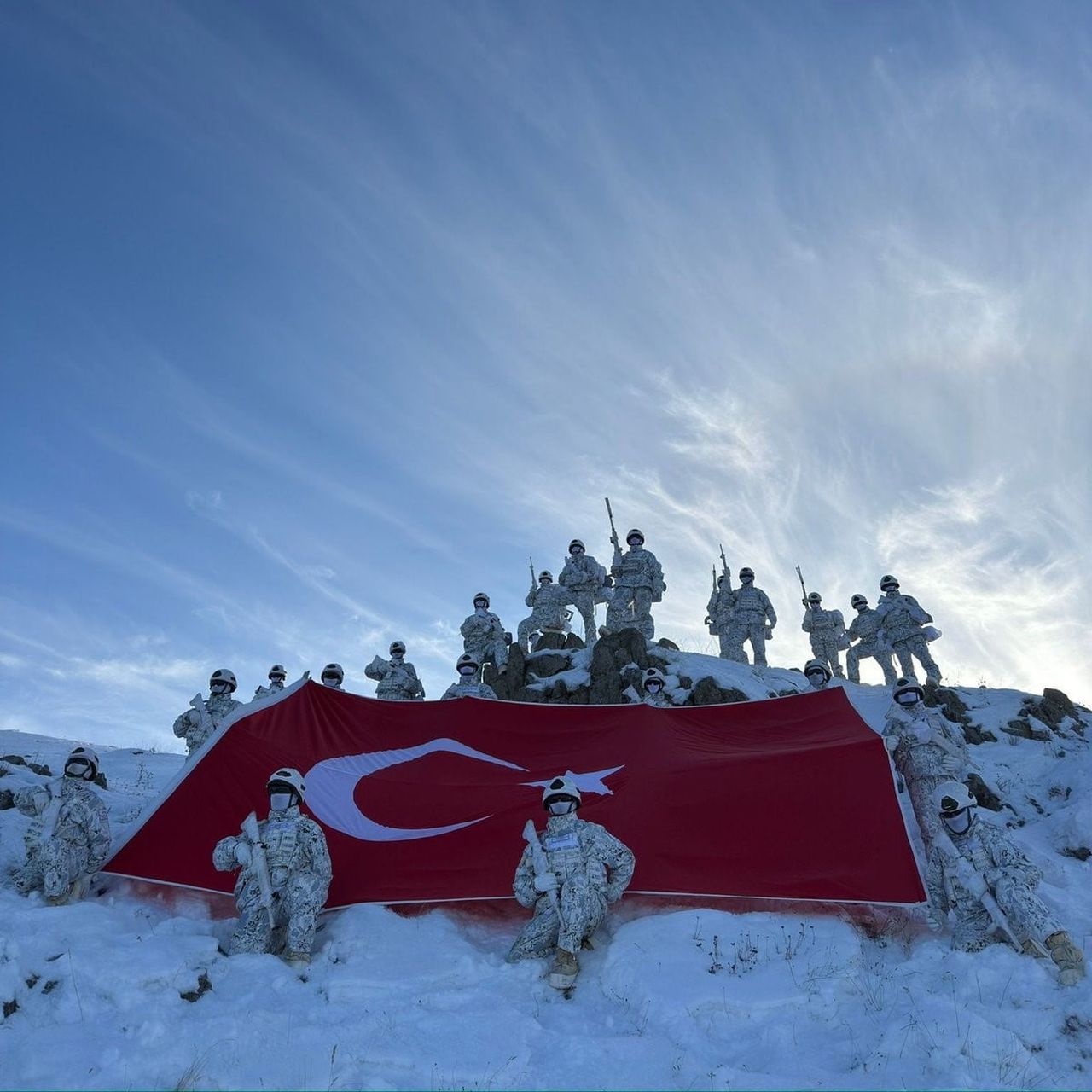 NATO, TÜRK KOMANDOLARIN FOTOĞRAFINI PAYLAŞARAK, 29 EKİM CUMHURİYET BAYRAMI’NI KUTLADI.