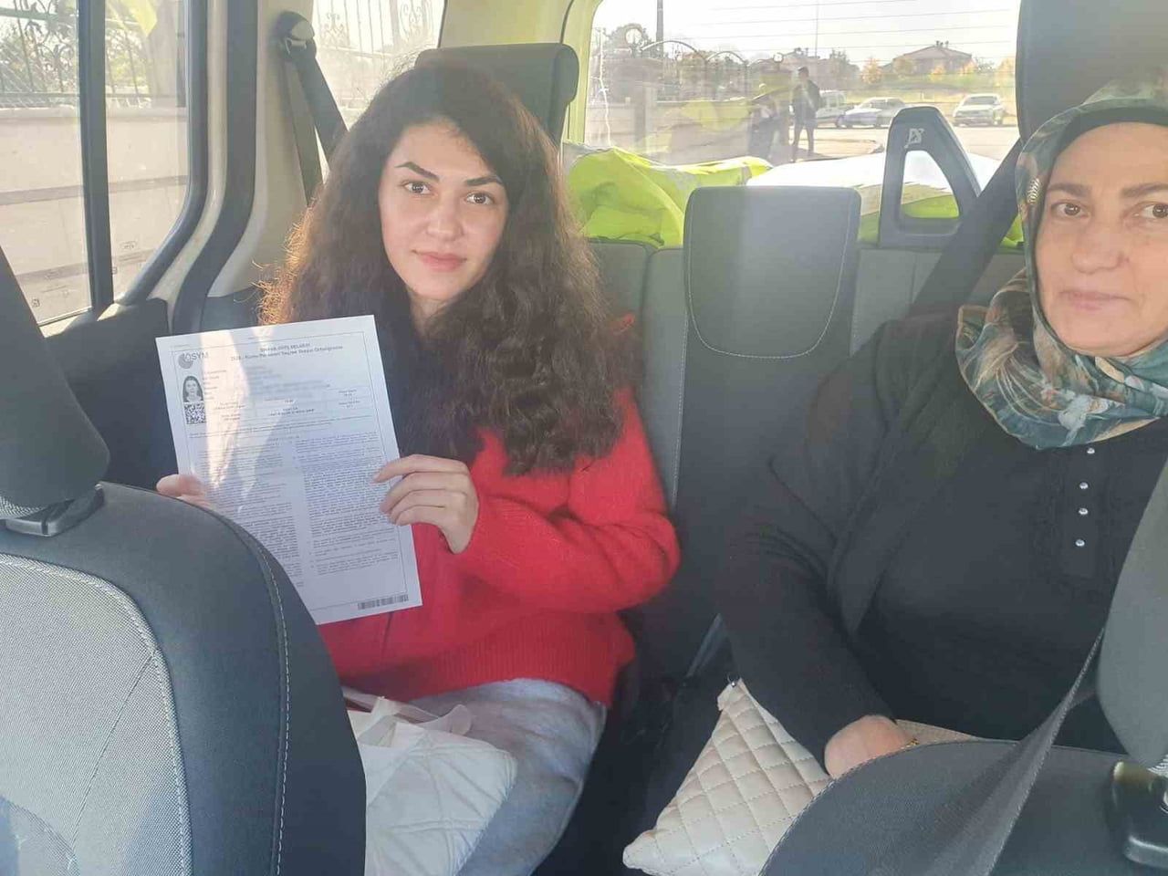 KAYSERİ ULAŞIM A.Ş. EKİPLERİ, SINAVA YETİŞEMEME RİSKİ BULUNAN VE YANLIŞ OKULA GELEN 3 ADAYA HIZLI...