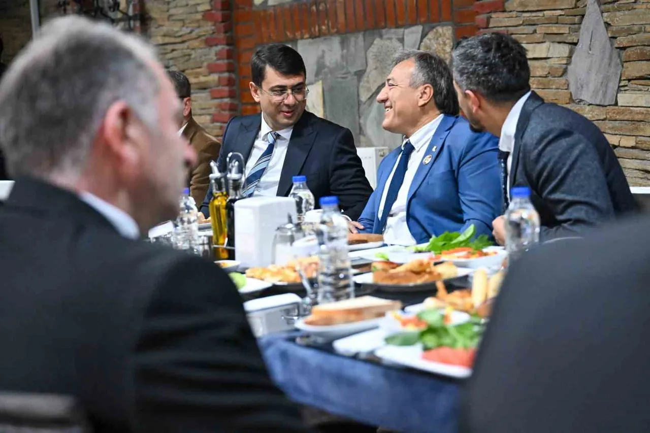 UŞAK VALİSİ SERDAR KARTAL, ŞEHİT AİLELERİ VE GAZİLERLE BİR ARAYA GELEREK TALEP VE TEMENNİLERİNİ...