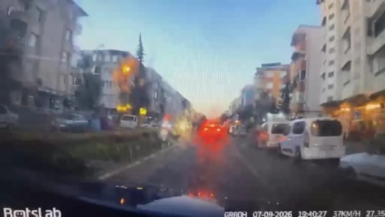 Tekerlekli sandalyedeki vatandaşın ayağına çarpıp yoluna devam etti... O anlar kamerada