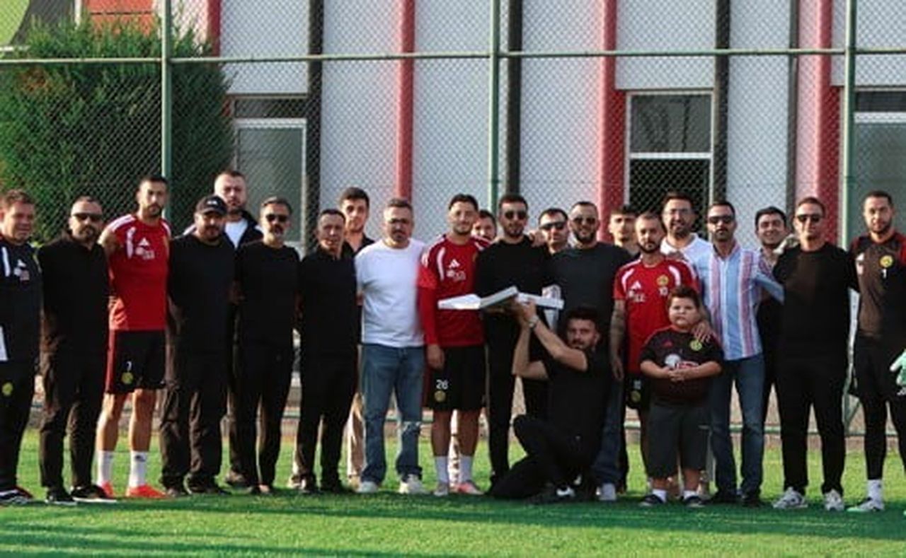 ESKİŞEHİRSPOR TARAFTARLAR BİRLİĞİ (ETB), ALANYA 1221 FSK MAÇINA HAZIRLANAN TAKIMA VE TEKNİK EKİBE...