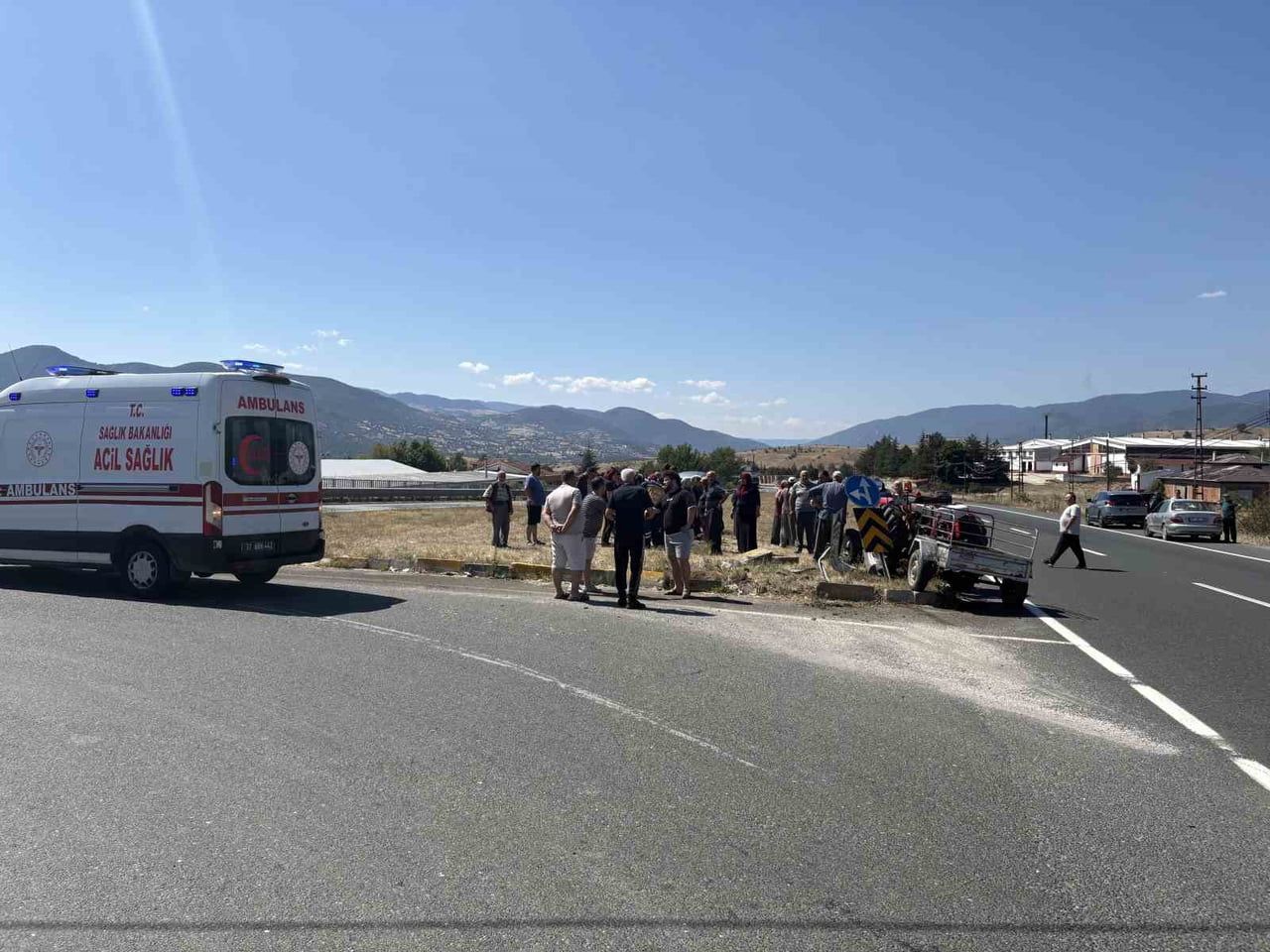 KASTAMONU’NUN TOSYA İLÇESİNDE TRAKTÖR İLE OTOMOBİLİN ÇARPIŞMASI SONUCU YARALANAN 9 KİŞİ, SAĞLIK...
