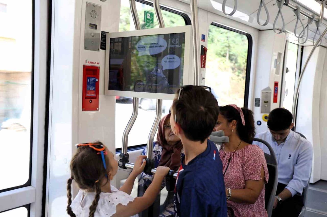 KÖRFEZ AQUA’NIN ÇİZGİ FİLM KARAKTERLERİ ASTAKOZ VE MAVİ YENGEÇ, TRAMVAY EKRANLARINDA YAYINLANAN...