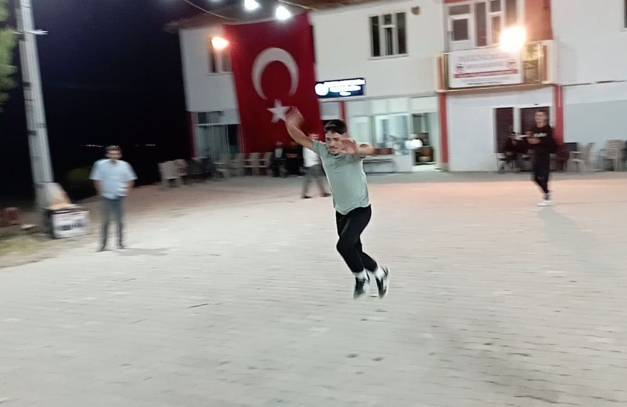 TOKAT’IN YEŞİLYURT İLÇESİNDE DÜZENLENEN DÜĞÜNDE SAHNEYE TAKLA ATARAK GİREN GENÇLER, SERGİLEDİKLERİ...