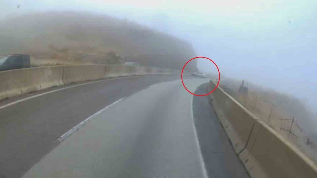 HATAY'DA SEYİR HALİNDEKİ OTOMOBİLİN ORTA REFÜJE ÇARPARAK HASAR ALDIĞI KAZA VE TIR SÜRÜCÜSÜNÜN...
