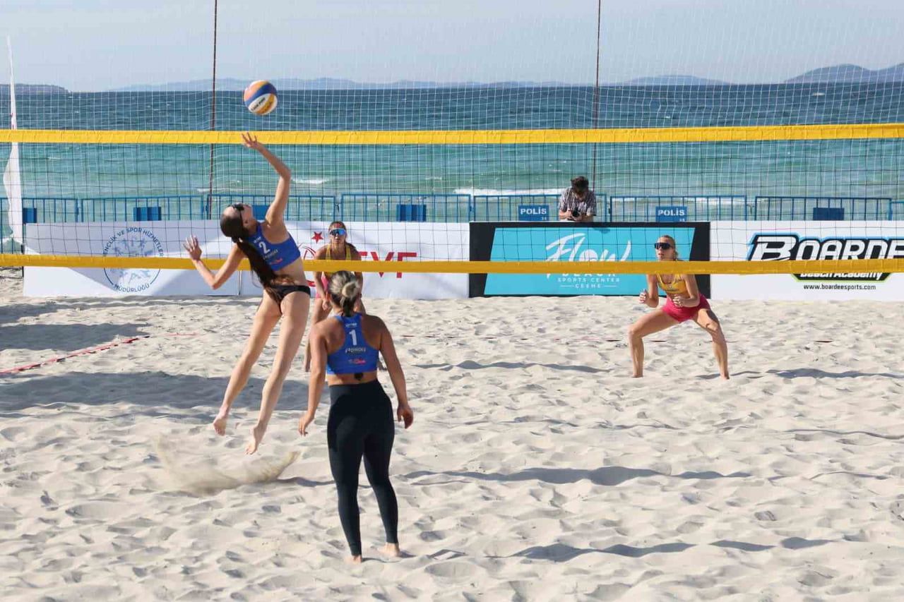 ÇEŞME’DE ULUSLARARASI GRAND SLAM PLAJ VOLEYBOLU HEYECANI BAŞLADI