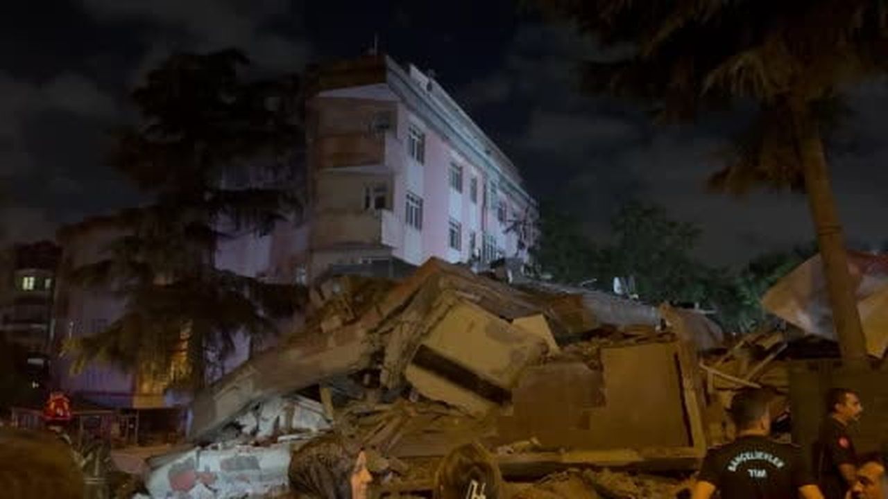 Bahçelievler’de 5 katlı boş bina çöktü