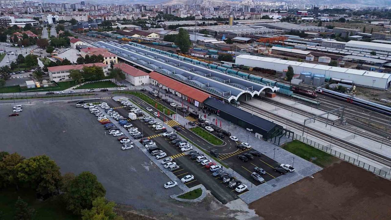 SİVAS’TA 75 MİLYON TL YATIRIM BEDELİYLE TAMAMLANAN SİVAS YENİ YÜKSEK HIZLI TREN (YHT) GARI...