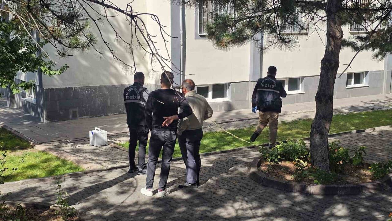 KAYSERİ'NİN KOCASİNAN İLÇESİNDE 3. KATTAKİ EVLERİNİN PENCERESİNDEN DÜŞEN GENÇ KIZ AĞIR...