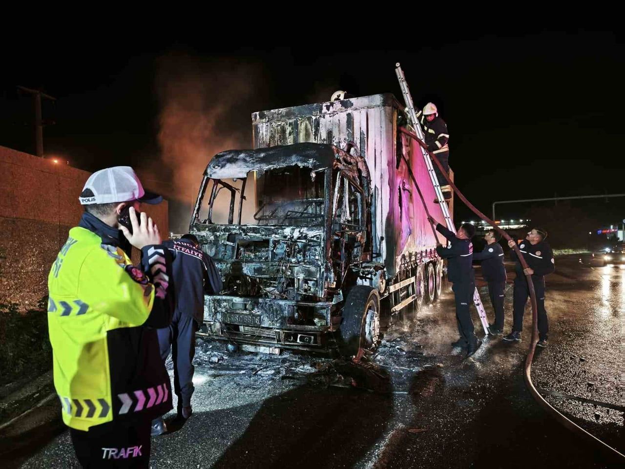MUĞLA-AYDIN KARAYOLU KAFACA KAVŞAĞINDA SEYİR HALİNDEKİ SU YÜKLÜ KAMYONUN OTON BÖLÜMÜNDE BAŞLAYAN...