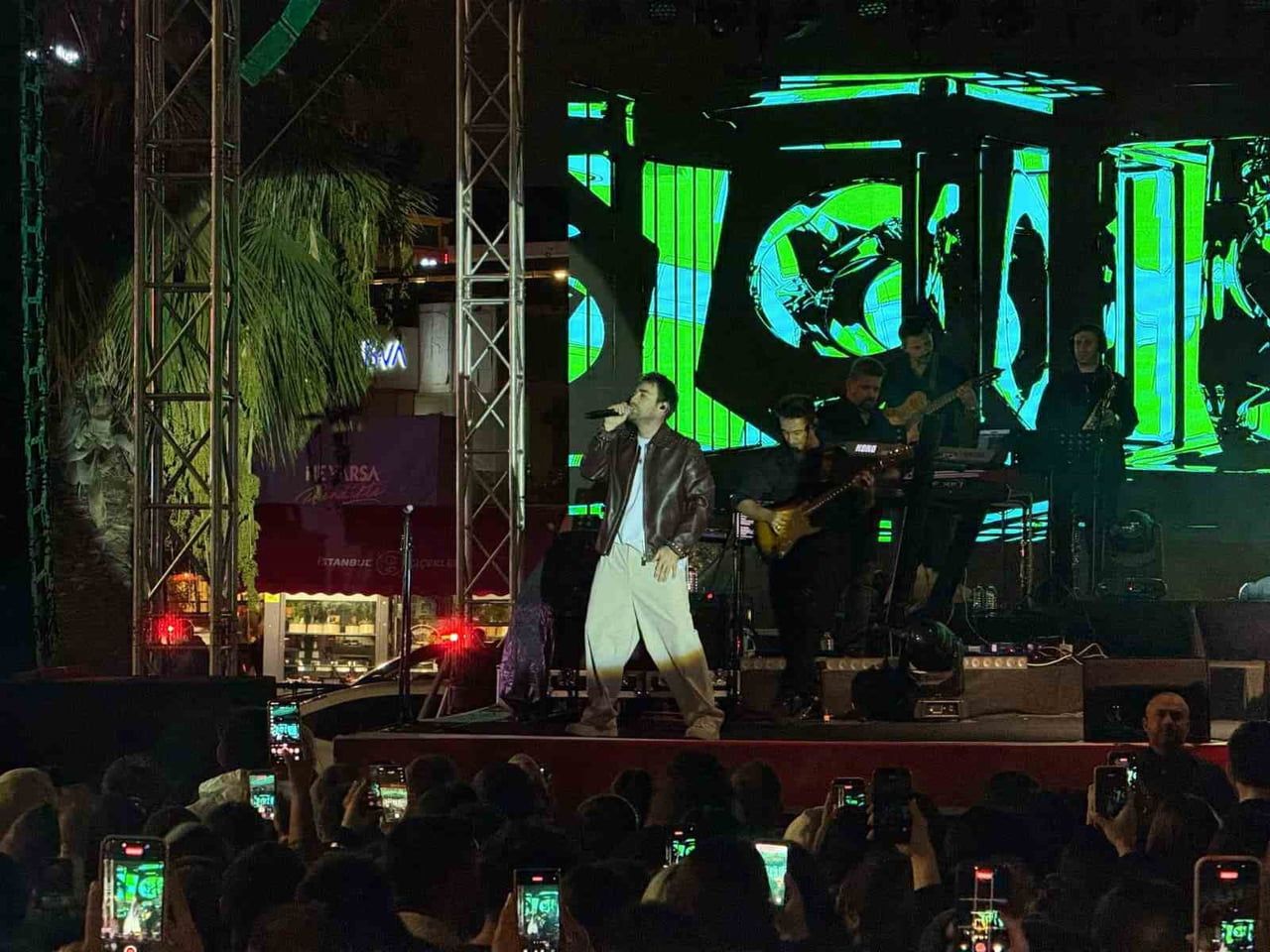 CUMHURİYET’İN 103'ÜNCÜ YIL DÖNÜMÜ DOLAYISIYLA PENDİK SAHİL MEYDANI’NDA DÜZENLENEN KONSERDE SAHNE...