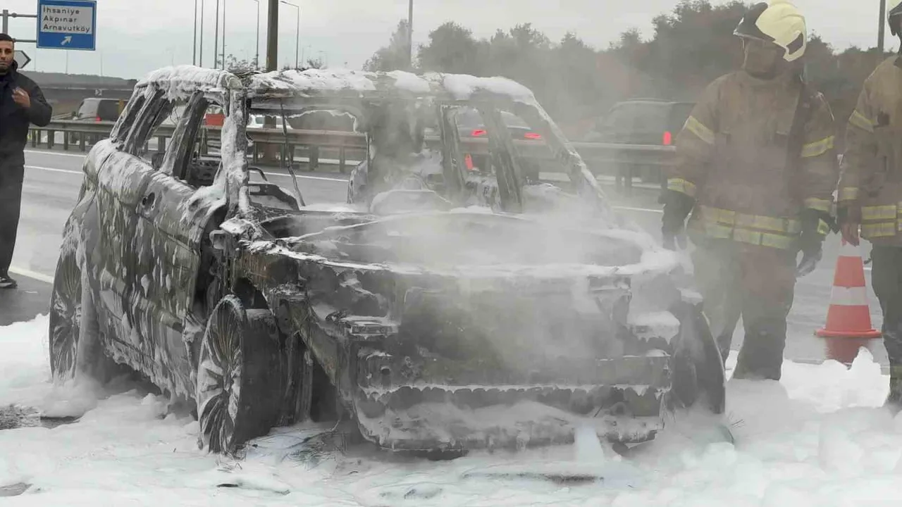 İSTANBUL'DA HAVALİMANI YOLUNDA MOTOR KISMINDAN ALEV ALAN LÜKS OTOMOBİL, KISA SÜREDE ALEV TOPUNA...