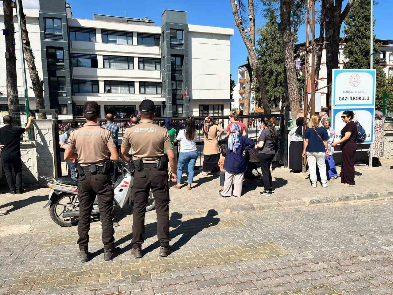MANİSA’DA ÖĞRENCİLERİN GÜVENLİ BİR ORTAMDA EĞİTİM GÖRMESİ AMACIYLA EMNİYET VE JANDARMA EKİPLERİ...