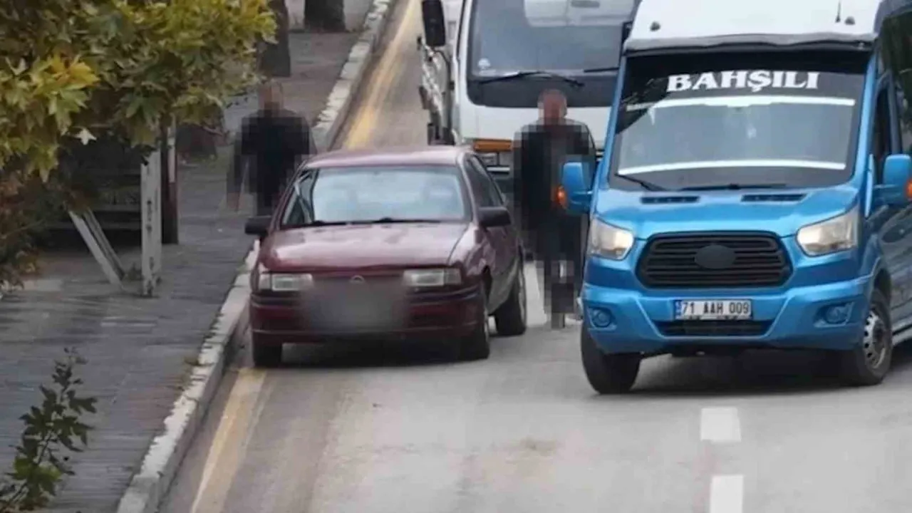 KIRIKKALE'DE TRAFİK DENETİMİNİ FARK EDEN EHLİYETSİZ SÜRÜCÜ, ARACINDAN İNEREK HİÇBİR ŞEY OLMAMIŞ...