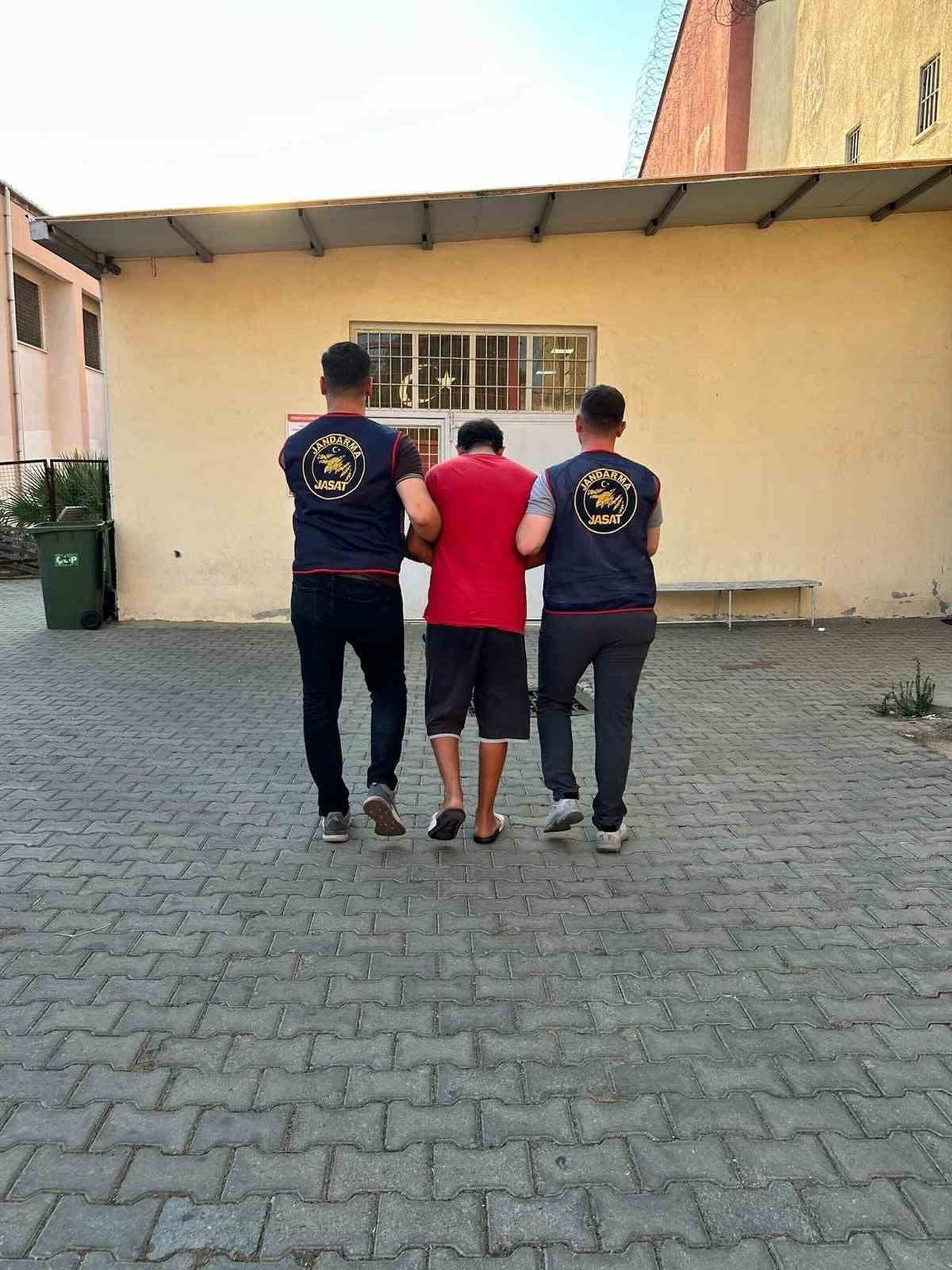 AYDIN'DA 23 YIL 2 AY HAPİS CEZASIYLA ARANAN ŞAHIS JASAT EKİPLERİNCE GERÇEKLEŞTİRİLEN OPERASYONLA...