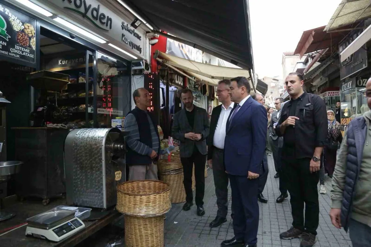 KÜTAHYA'NIN TARİHİ ÇARŞISINDA DÖNÜŞÜM BAŞLADI, 96 İŞ YERİ YENİLENECEK