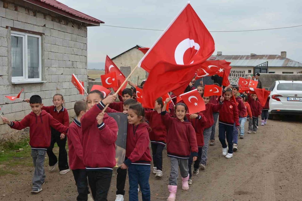 BOZOĞLAK ÇAVUŞLU KÖYÜ İLKOKULU’NDA 29 EKİM CUMHURİYET BAYRAMI COŞKUYLA KUTLANDI