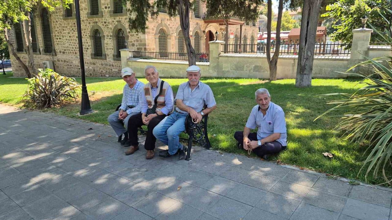 ÖZELLİKLE YETİŞKİN VATANDAŞLARIN YOĞUN OLARAK TERCİH ETTİĞİ PARK VE YEŞİL ALANLARDA GÖLGEDE OTURAN...