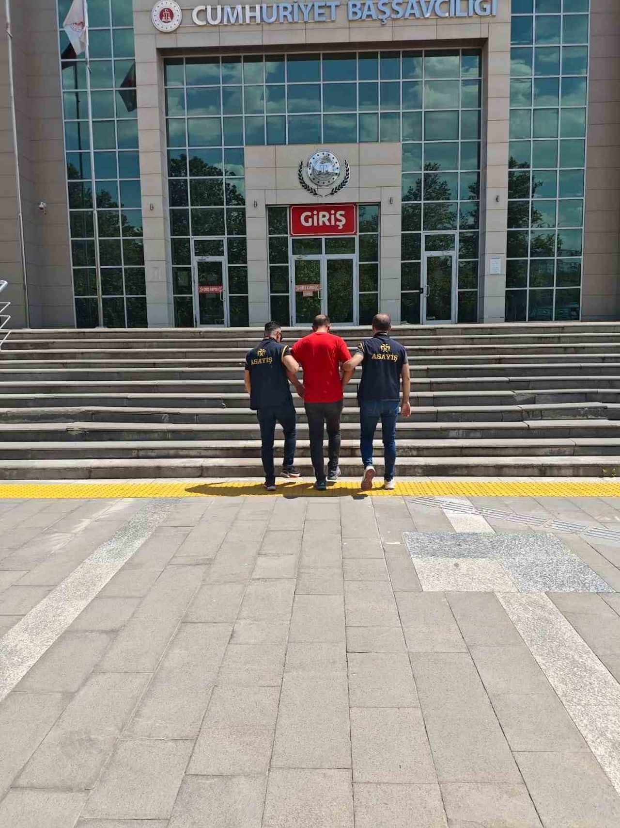 ÇEŞİTLİ SUÇLARDAN ARANAN 74 KİŞİ YAKALANDI