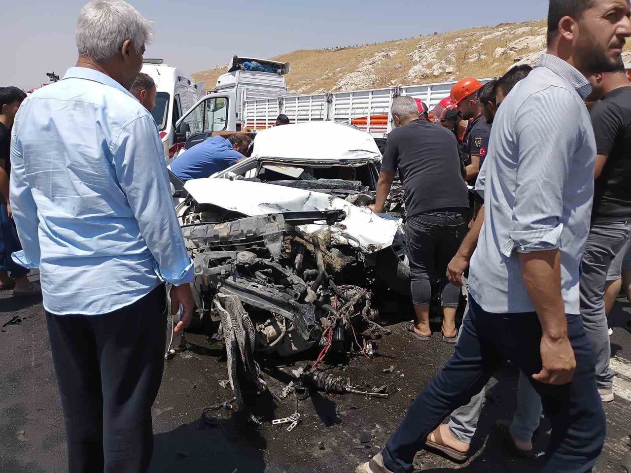 ŞANLIURFA-BİRECİK KARA YOLUNDA TIR İLE OTOMOBİLİN KAFA KAFAYA ÇARPIŞMASI SONUCU ARAÇTA SIKIŞAN...