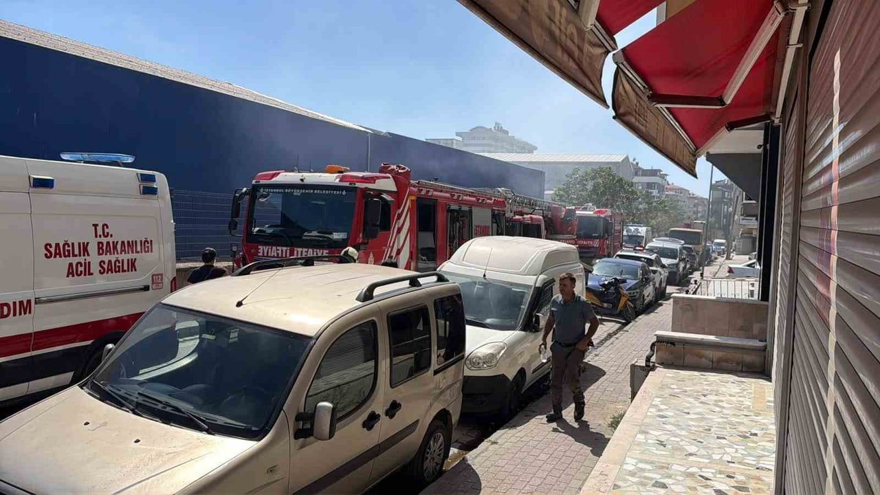 AVCILAR'DA TADİLAT SIRASINDA ÇIKAN YANGIN ÇATIYI SARDI