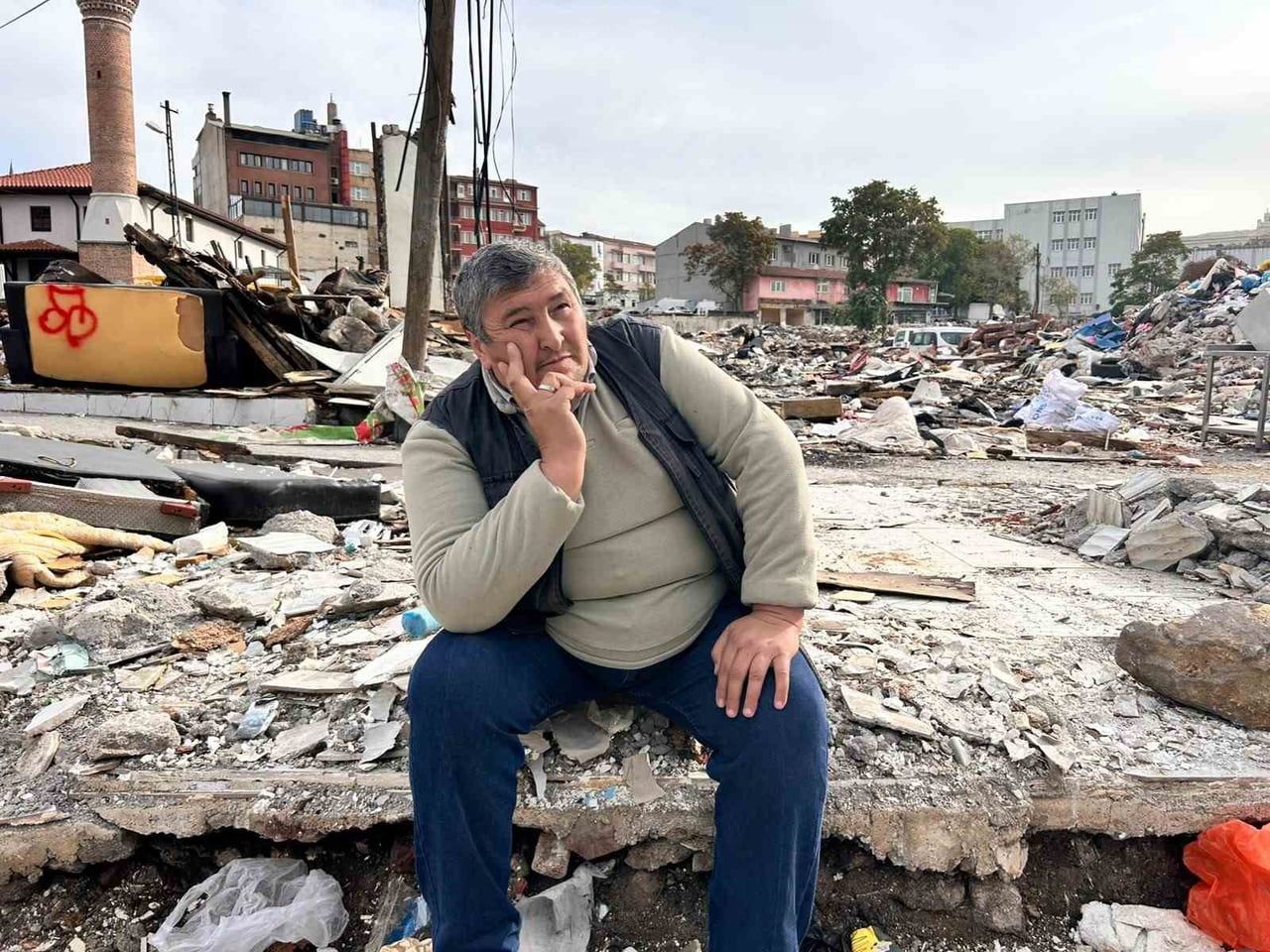 KENAN YAĞ, İTFAİYE MEYDANI'NDAKİ DÜKKANLARIN YIKILMASININ ARDINDAN BABADAN KALMA İŞ YERİNİ...