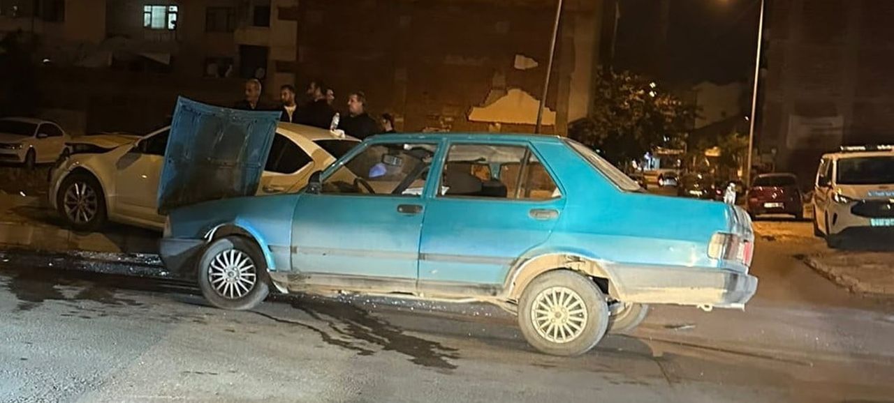 ELAZIĞ’DA İKİ OTOMOBİLİN ÇARPIŞMASI SONUCU MEYDANA GELEN KAZADA 1 KİŞİ YARALANDI