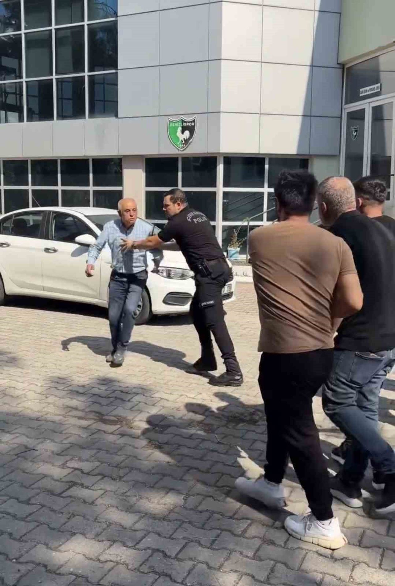 TARAFTARLAR İLE BAŞKAN URKAY ARASINDA BAYRAK ASILMASI KONUSUNDA BAŞLAYAN TARTIŞMA KISA SÜREDE...